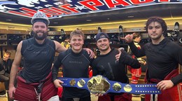 Adam Sýkora s brankárom a spoluhráčmi z útoku. Vo formácií s Treyom Fix-Wolanskym a Brendanom Brissonom nazbieral 9 bodov (4+5) za 7 zápasov.