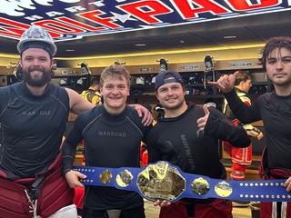 Adam Sýkora s brankárom a spoluhráčmi z útoku. Vo formácií s Treyom Fix-Wolanskym a Brendanom Brissonom nazbieral 9 bodov (4+5) za 7 zápasov.