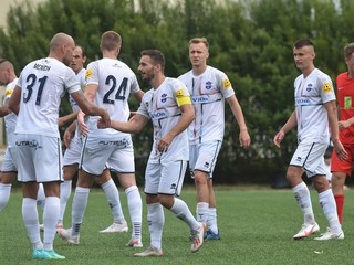 Futbalisti Zlatých Moraviec sa tešia zo streleného gólu. 