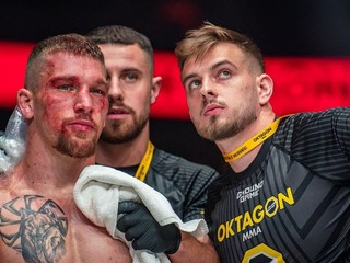 Marek Mazuch s trénermi Sebastianom Čaneckým (vzadu) a Samuelom Kontrišom (vpravo).