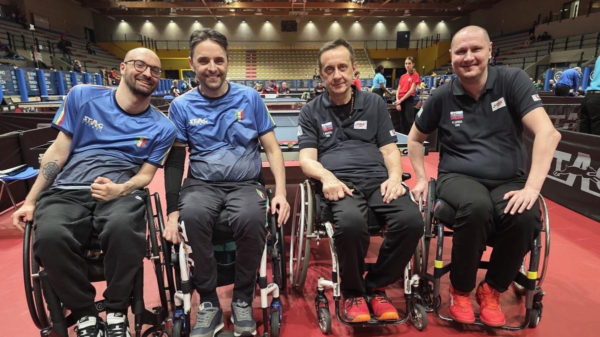 Ján Riapoš (tretí zľava) a Peter Lovaš (vpravo)