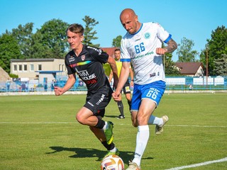 Sebastián Gembický (zľava) v drese Rimavskej Soboty, v súboji s Marekom Janečkom zo Spišskej Novej Vsi. 