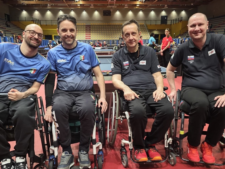 Ján Riapoš (tretí zľava) a Peter Lovaš (vpravo)