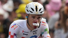 Cyklista tímu TotalEnergies Emilien Jeanniere v cieli 3. etapy Tour de France 2025. 