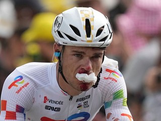 Cyklista tímu TotalEnergies Emilien Jeanniere v cieli 3. etapy Tour de France 2025. 