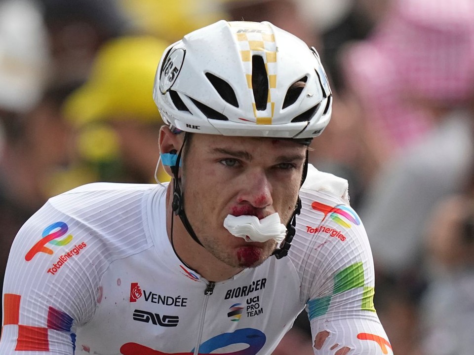 Cyklista tímu TotalEnergies Emilien Jeanniere v cieli 3. etapy Tour de France 2025. 
