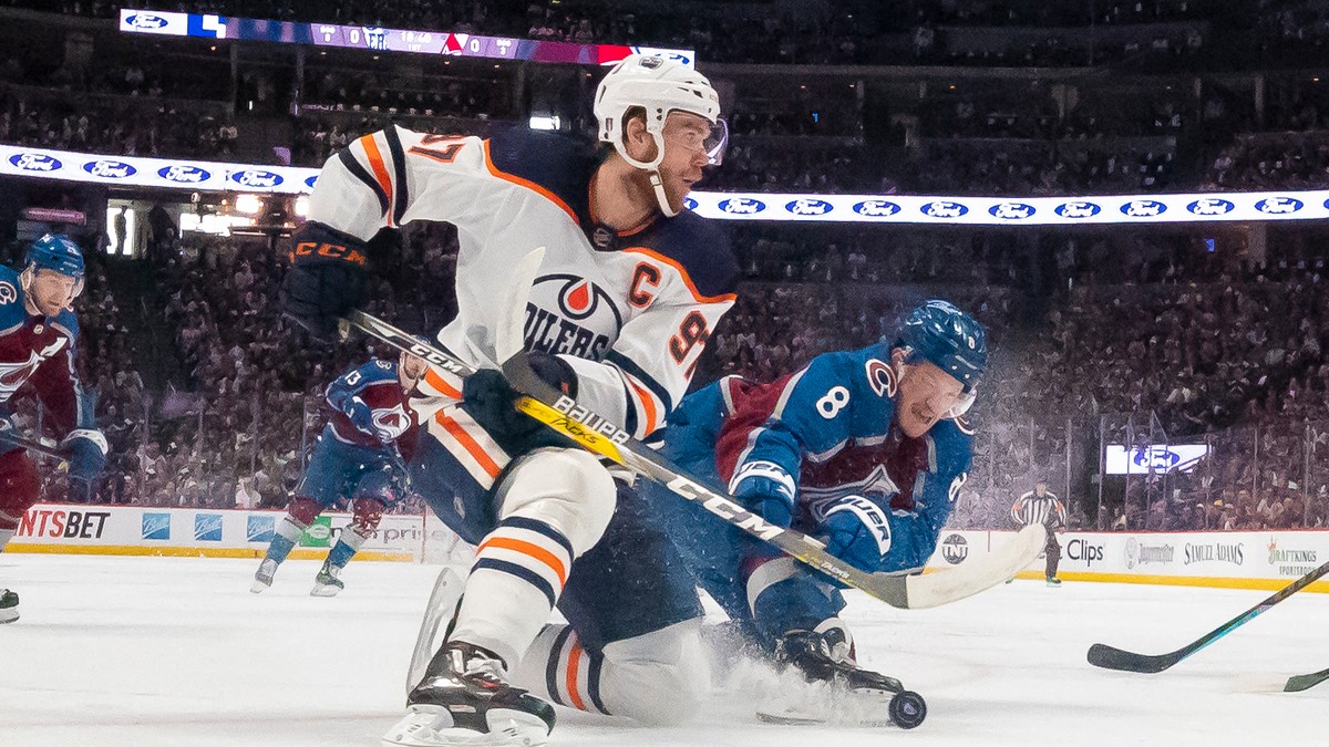 Cale Makar v súboji s Connorom McDavidom.