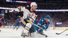 Cale Makar v súboji s Connorom McDavidom.