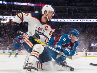 Cale Makar v súboji s Connorom McDavidom.