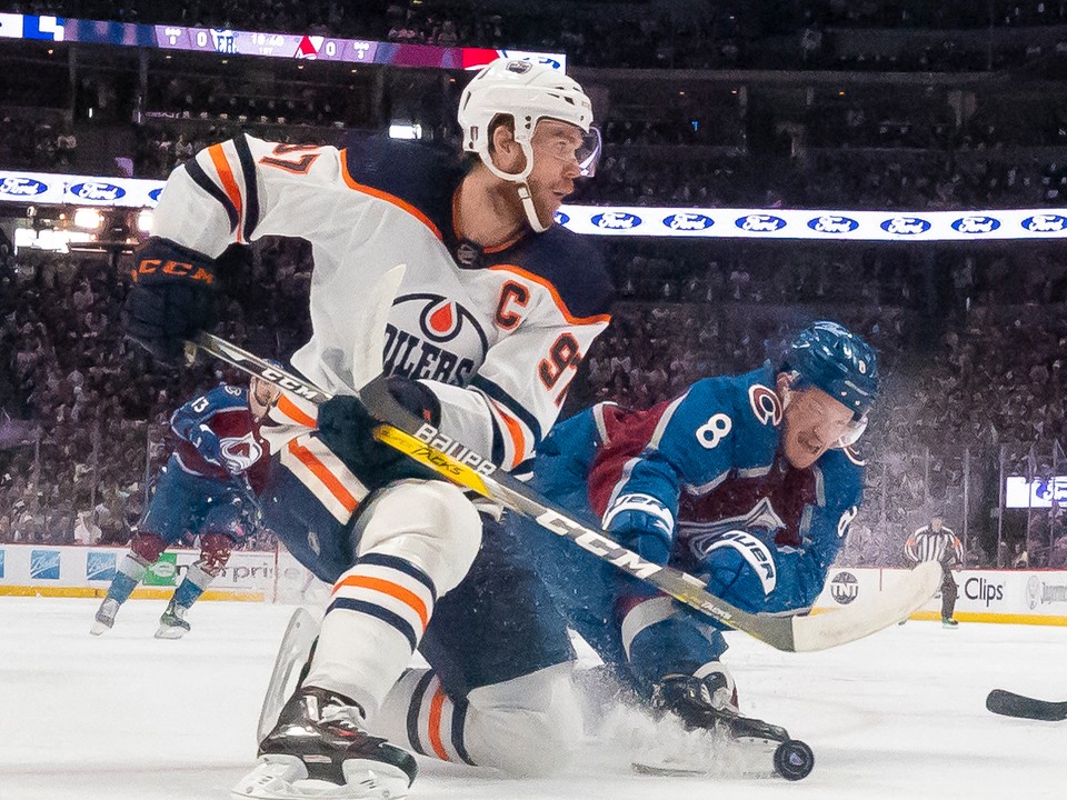 Cale Makar v súboji s Connorom McDavidom.
