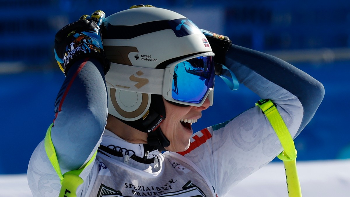 Nórska lyžiarka Ragnhild Mowinckelová oslavuje v cieli po jej víťazstve v zjazde žien. 
