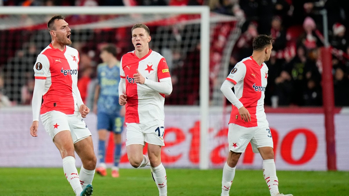 Slavia Praha sa raduje z gólu.
