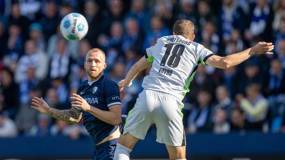 Philipp Hofmann (vľavo) a Denis Vavro v zápase VfL Bochum - VfL Wolfsburg 6. kole Bundesligy.