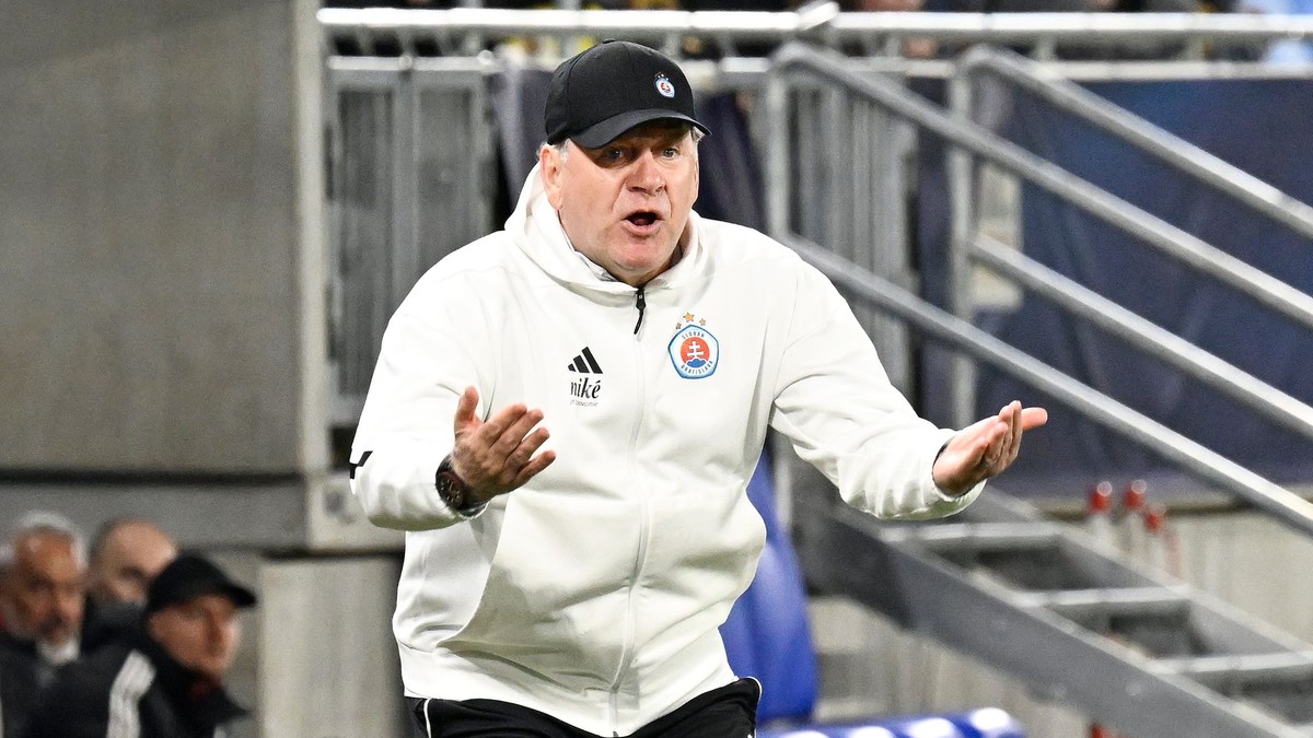 Tréner Slovana Vladimír Weiss st. reaguje v 3. kole nadstavbovej časti Niké ligy skupiny o titul ŠK Slovan Bratislava - Podbrezová.