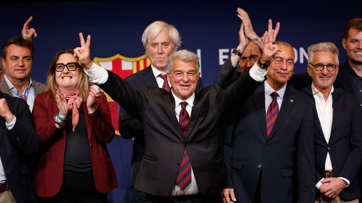 Joan Laporta (v strede) oslavuje víťazstvo vo voľbách.