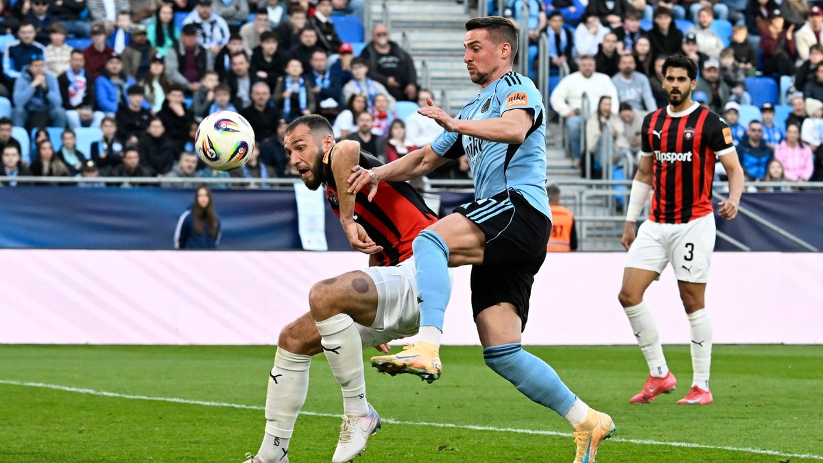 Na snímke vpravo Róbert Mak (Slovan) a vľavo Lazar Stijsavljevič (Trnava) v 5. kole nadstavbovej časti Niké ligy skupiny o titul.