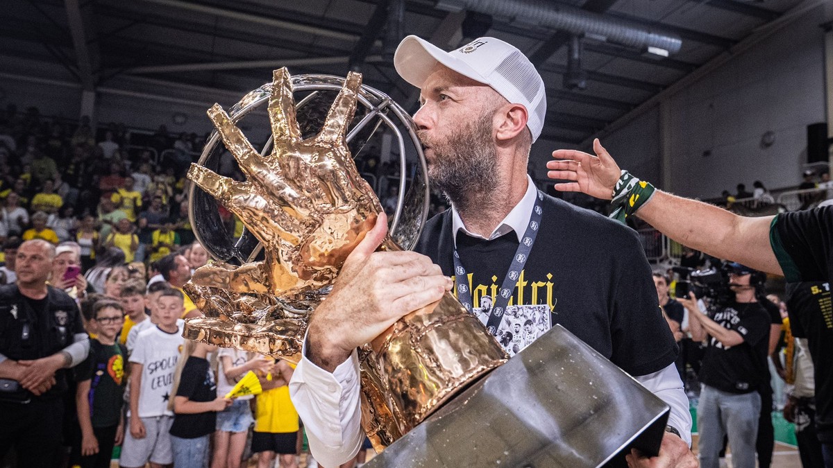 Generálny manažér Levíc Ladislav Garaj oslavuje zisk titulu v Tipos SBL v sezóne 2025/2026.