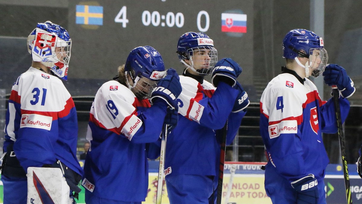 Slovenskí reprezentanti po prehre so Švédskom v súboji o bronz na MS v hokeji do 18 rokov.