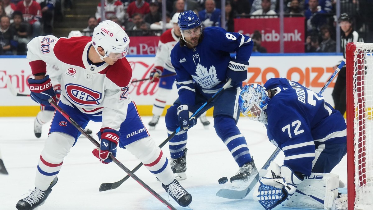 Juraj Slafkovský v príležitosti pred bránkou Toronta v prvom zápase novej sezóny NHL. 