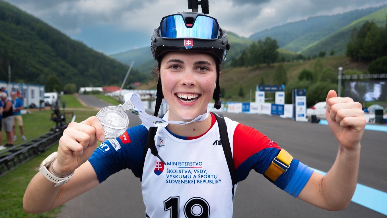 Ema Kapustová so striebornou medailou na MS v letnom biatlone 2023 v Osrblí. 