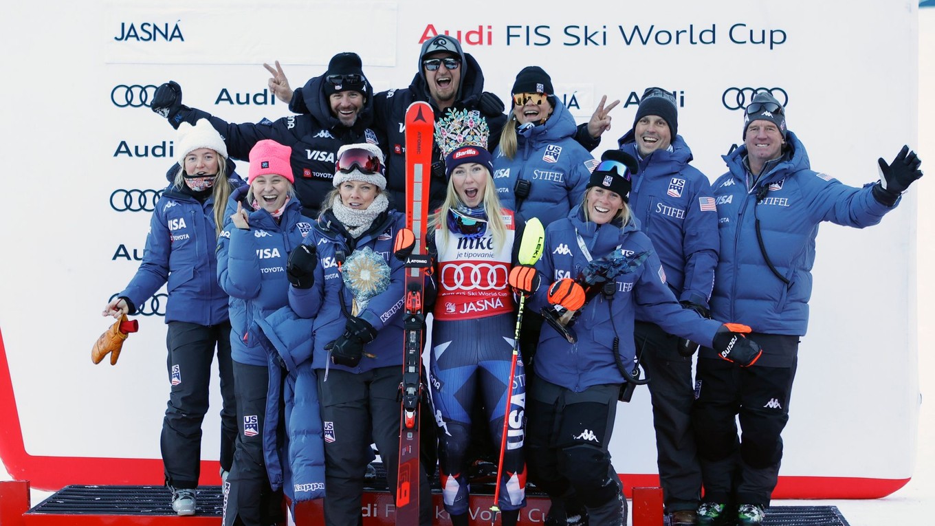 Mikaela Shiffrinová sa s tímom teší po triumfe v slalome v Jasnej 2024.