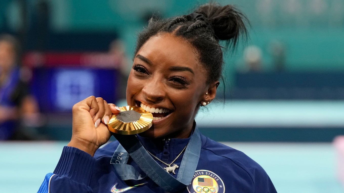 Americká gymnastka Simone Bilesová pózuje so zlatou medailou