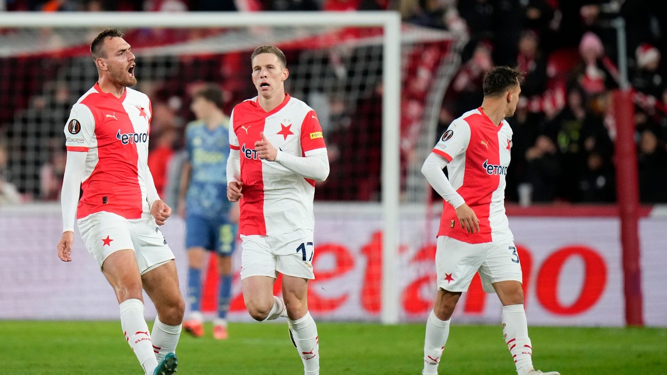 Slavia Praha sa raduje z gólu.