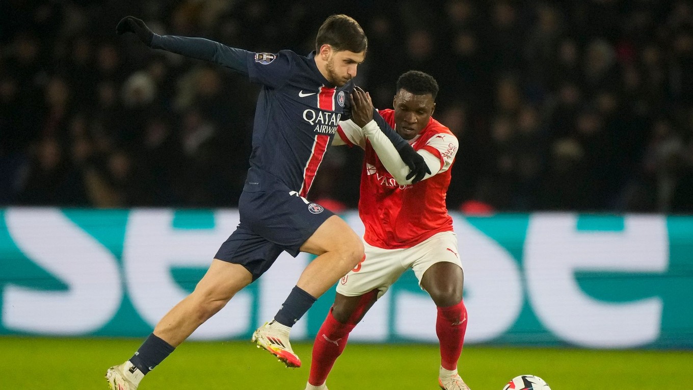 Gruzínsky futbalista Chviča Kvaracchelija (vľavo) počas svojho debutu v drese PSG. 