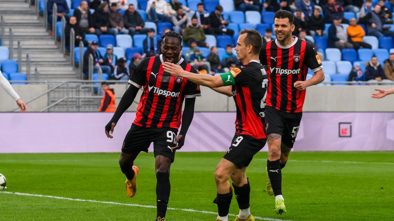 Zľava Kelvin Ofori, Martin Mikovič a Michal Ďuriš sa tešia po strelenom góle.
