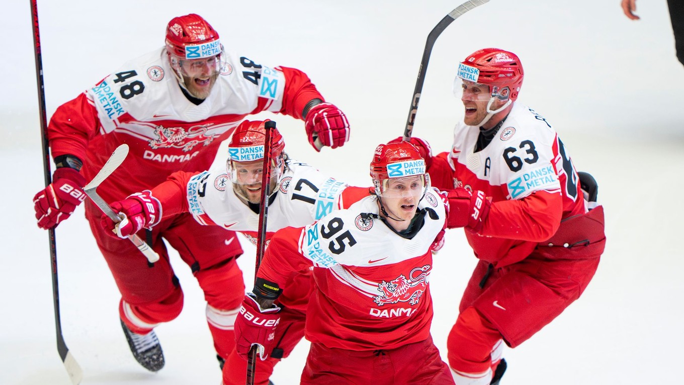 Hokejista Dánska Nick Olesen (95) sa teší so spoluhráčmi po strelení víťazného gólu vo štvrťfinálovom zápase Dánsko - Kanada.