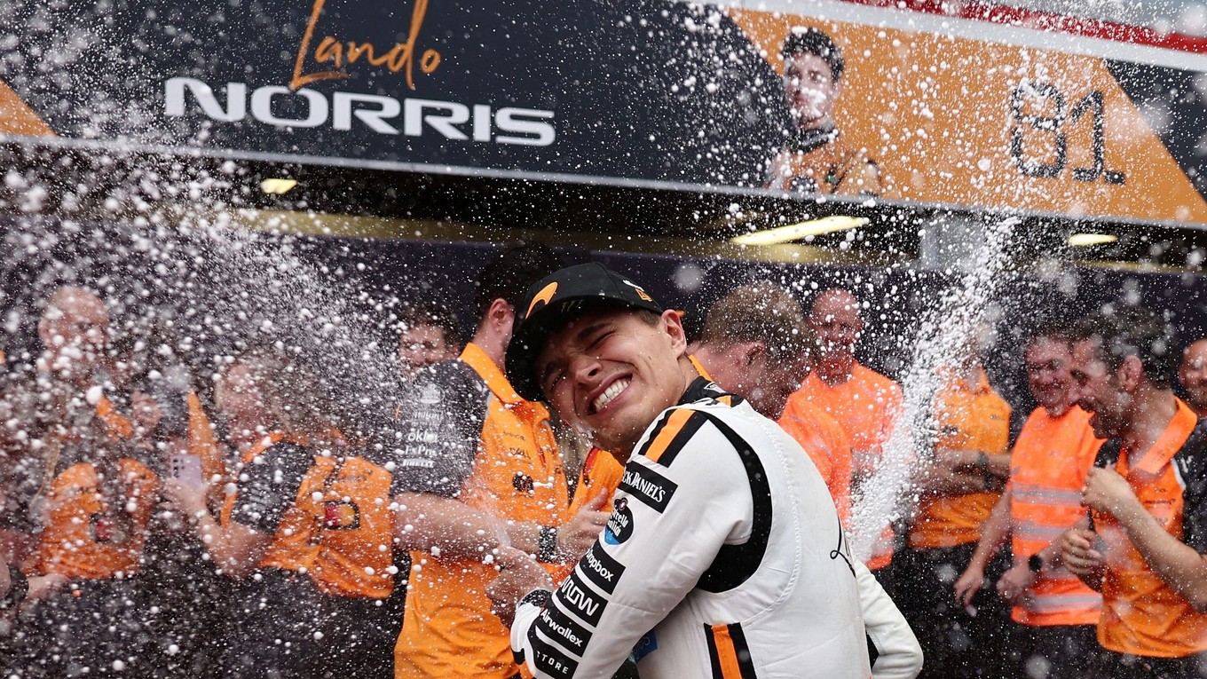 Lando Norris oslavuje víťazstvo vo Veľkej cene Monaka 2025. 