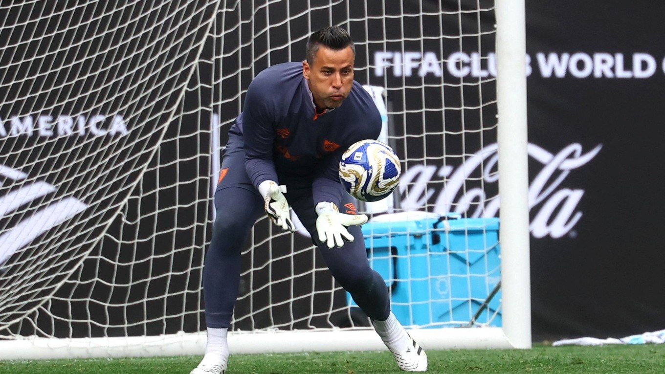 Brazílsky brankár Fábio. 