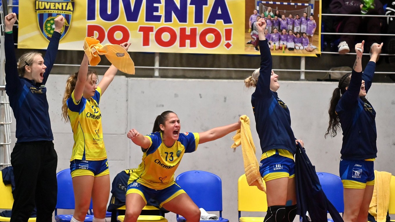 Hráčky Michaloviec sa tešia z gólu v prvom zápase 3. kola Európskeho pohára EHF v hádzanej žien H.V. Quintus - MŠK Iuventa Michalovce.