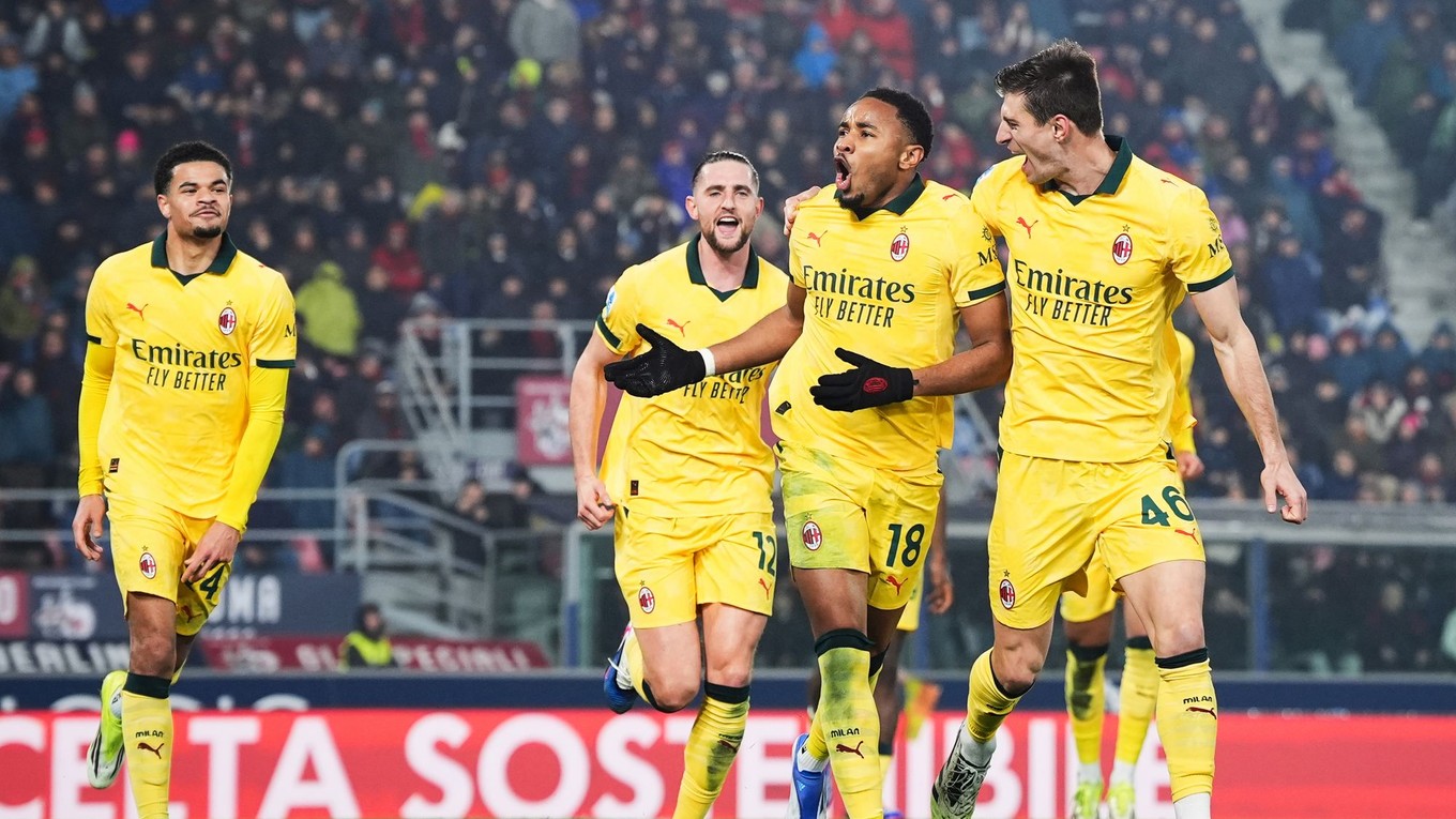 Hráč AC Miláno Christopher Nkunku (druhý sprava) oslavuje so spoluhráčmi.