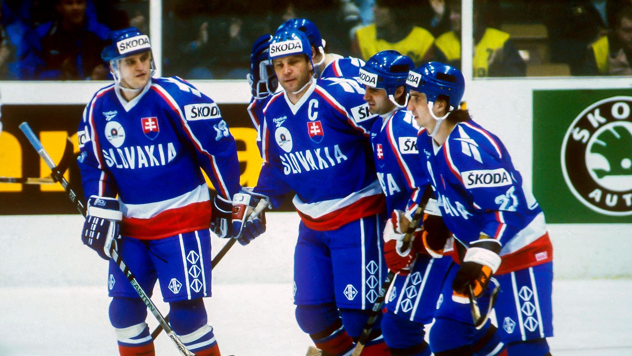 Kapitán Peter Šťastný oslavuje so spoluhráčmi gól na MS B-kategórie v hokeji v roku 1995 v Bratislave.