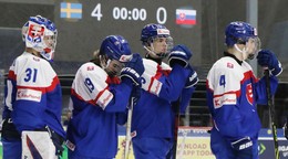 Slovenskí reprezentanti po prehre so Švédskom v súboji o bronz na MS v hokeji do 18 rokov.