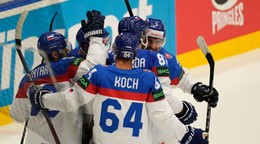 Pavol Regenda sa so spoluhráčmi teší po strelenom góle v zápase Slovensko - Francúzsko v skupine B na MS v hokeji 2024.