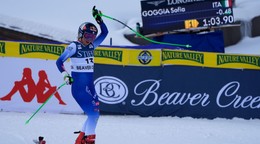 Talianka Sofia Goggiová sa teší v cieli super-G Svetového pohára alpských lyžiarok v americkom stredisku Beaver Creek