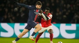 Gruzínsky futbalista Chviča Kvaracchelija (vľavo) počas svojho debutu v drese PSG. 