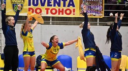 Hráčky Michaloviec sa tešia z gólu v prvom zápase 3. kola Európskeho pohára EHF v hádzanej žien H.V. Quintus - MŠK Iuventa Michalovce.