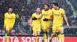 Hráč AC Miláno Christopher Nkunku (druhý sprava) oslavuje so spoluhráčmi.