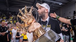 Generálny manažér Levíc Ladislav Garaj oslavuje zisk titulu v Tipos SBL v sezóne 2025/2026.