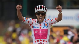 Richard Carapaz oslavuje víťazstvo v 20. etape na Tour de France 2026.