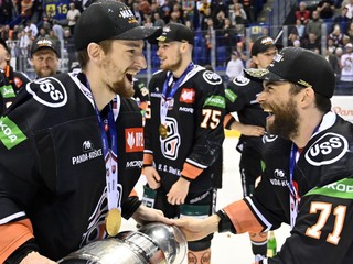 Dominik Riečický (vľavo) a Eduard Šedivý sa tešia z titulu v drese HC Košice.