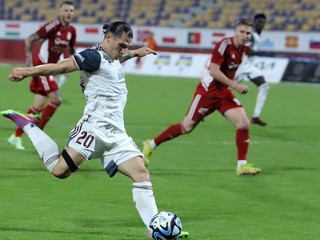 Futbalista Podbrezovej Peter Kováčik strieľa gól. 