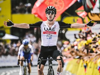 Adam Yates vyhral 1. etapu na Tour de France 2023. V pozadí na druhom mieste jeho dvojča Simon Yates.