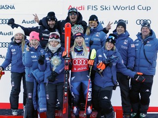 Mikaela Shiffrinová sa s tímom teší po triumfe v slalome v Jasnej 2024.