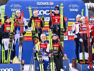 Na snímke uprostred tím Švédska v zložení William Poromaa, Frida Karlssonová, Jens Burman, Linn Svahnová.