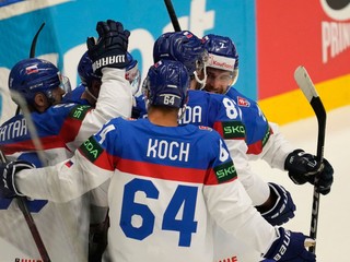 Pavol Regenda sa so spoluhráčmi teší po strelenom góle v zápase Slovensko - Francúzsko v skupine B na MS v hokeji 2024.