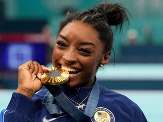 Americká gymnastka Simone Bilesová pózuje so zlatou medailou